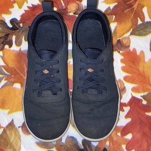 Comfy black sneakers with elastic laces